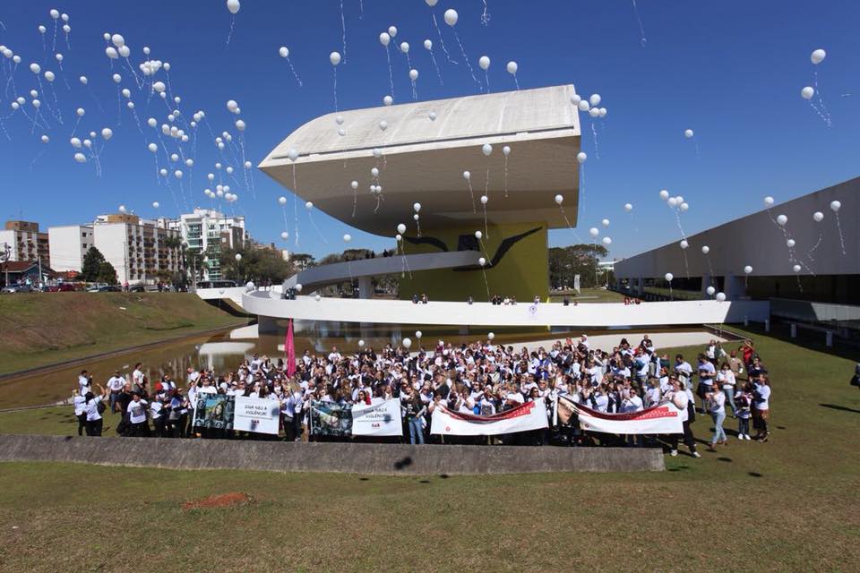 Caminhada pela paz promovida pela OAB Paraná reúne centenas de pessoas